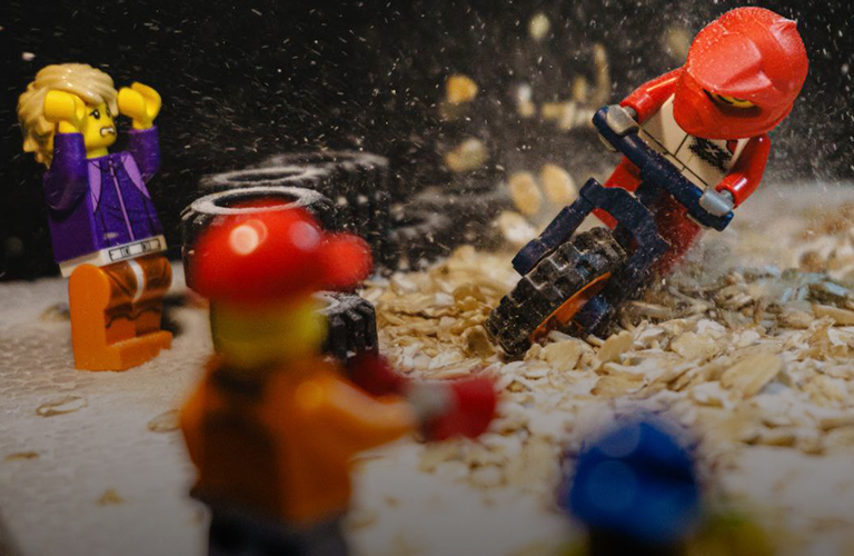 Кухонный дрифт и битвы на мечах: динамичные сцены с игрушками Lego и Hot Wheels