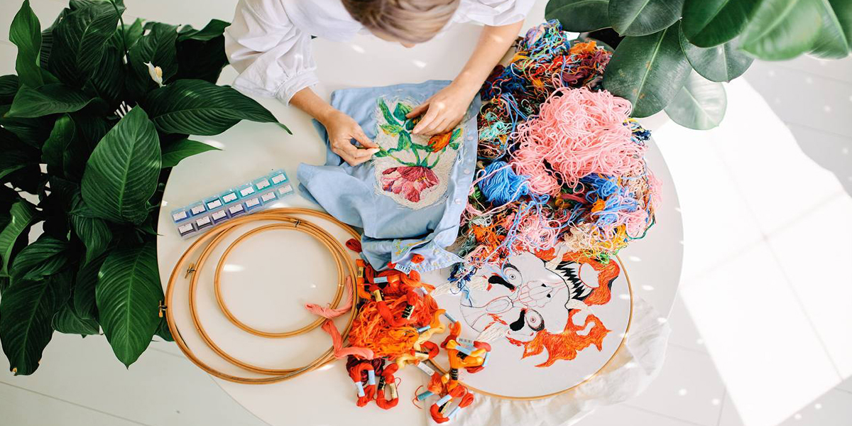 В отрыв с иголкой и ниткой: владимирская вышивальщица «рисует» судьбы и портреты кумиров