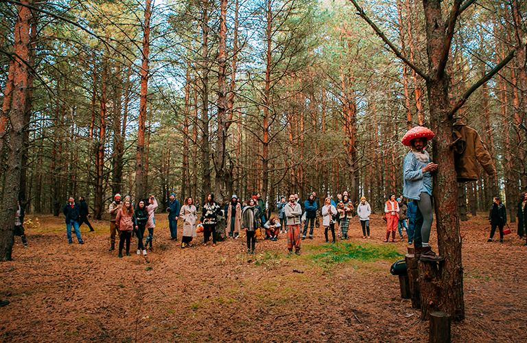 Альтернативная Россия в лесу Фомихи: театральный трип «По грибы»