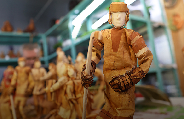 Хоккеист, офеня и водоноска из бересты: пластичные скульптуры мастера из Юрьева-Польского