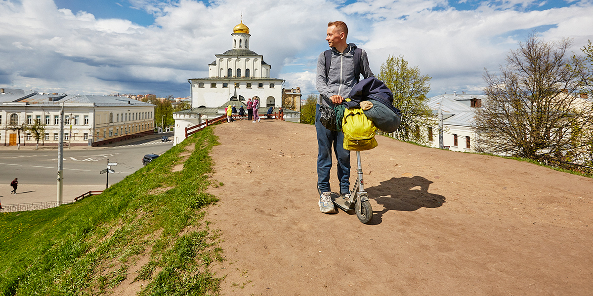 На самокате до Владивостока. Необычный путешественник заехал во Владимир