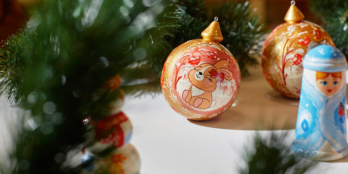 Суздальские мастера представили коллекцию деревянных ёлочных игрушек с маскотом Нового года