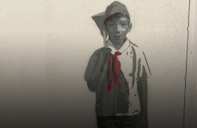 «А чё это вы здесь ничего не делаете, а?» — новый стрит-арт на городском пляже