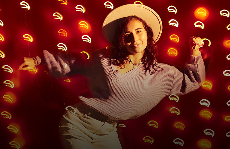 Спорт-шик на женственных формах танцующей шляпницы Валерии Лебедевой