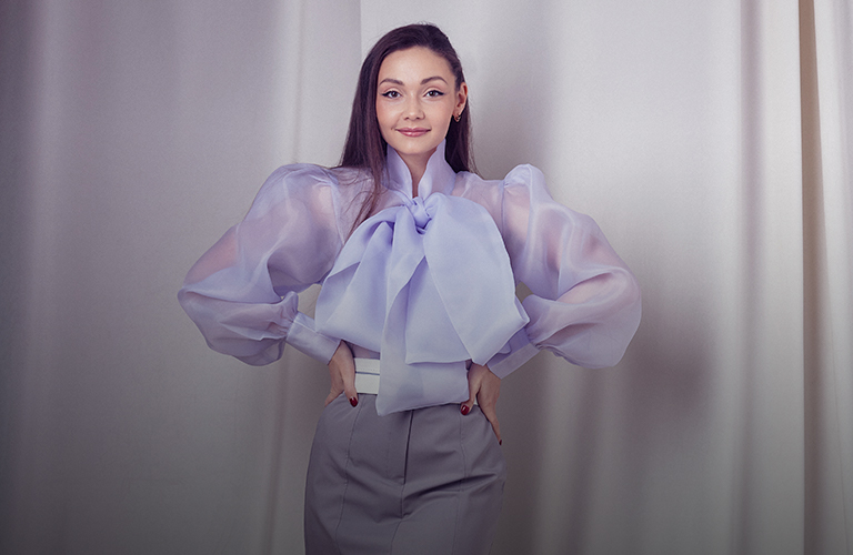 Кокетливая женственность и брутальная эстетика в аутфитах певицы Юлии Ю