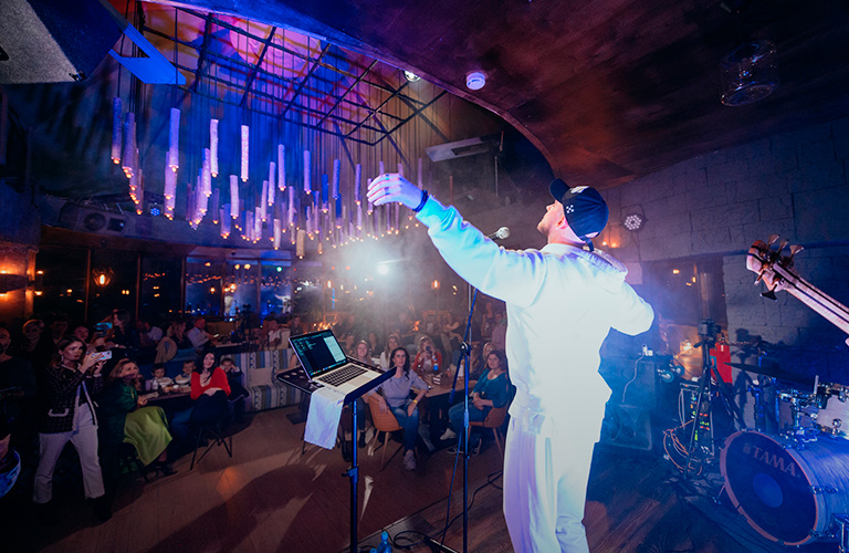 Накипело! Вместо дня рождения певец Дмитрий Захария устроил в «ЧаЧе» разнос