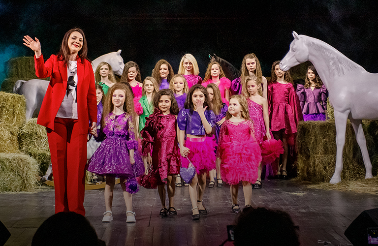 Сено, лошади и мода. Дизайнер из Владимира приняла участие в Magic Fashion Week