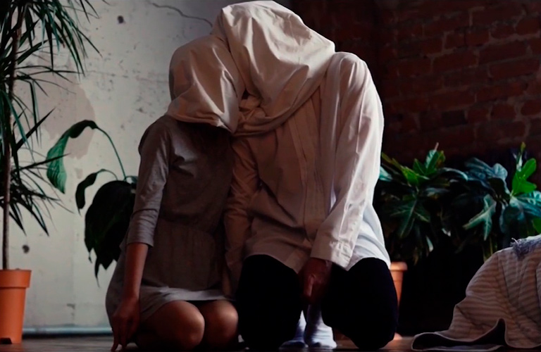 Заброшка, минимум одежды и завязанные глаза: жаркая премьера холодного клипа