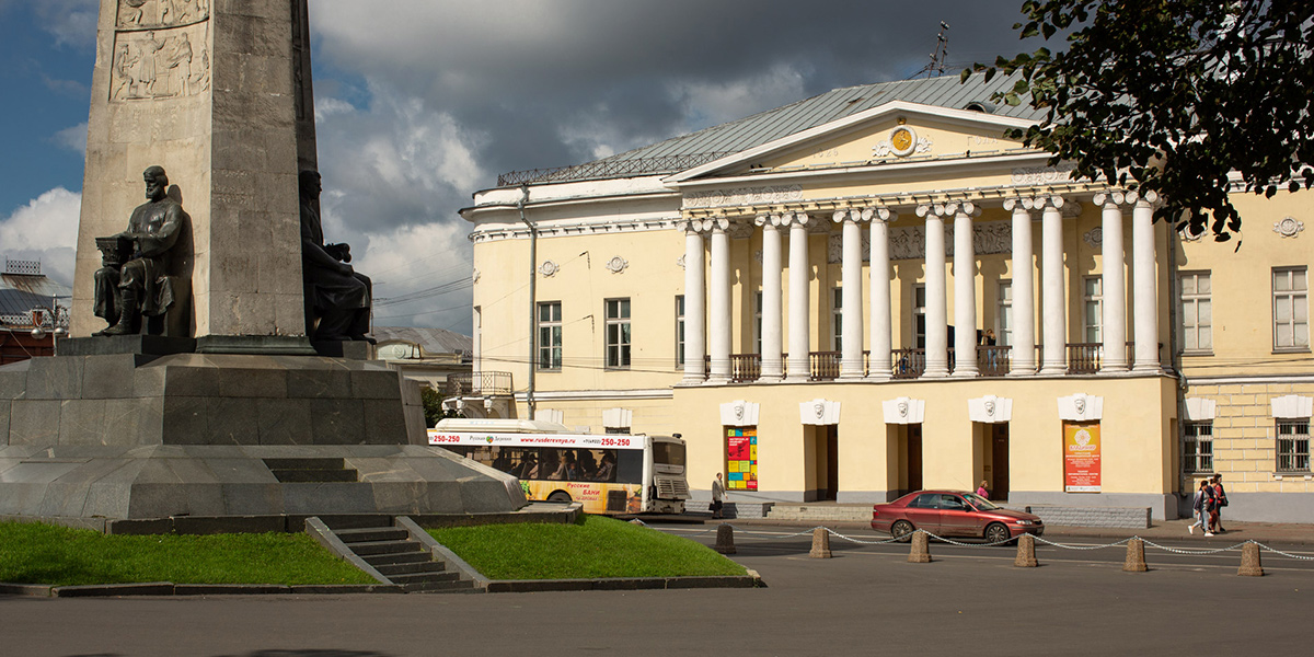 Где во Владимире устраивались самые пышные балы и читал стихи Маяковский