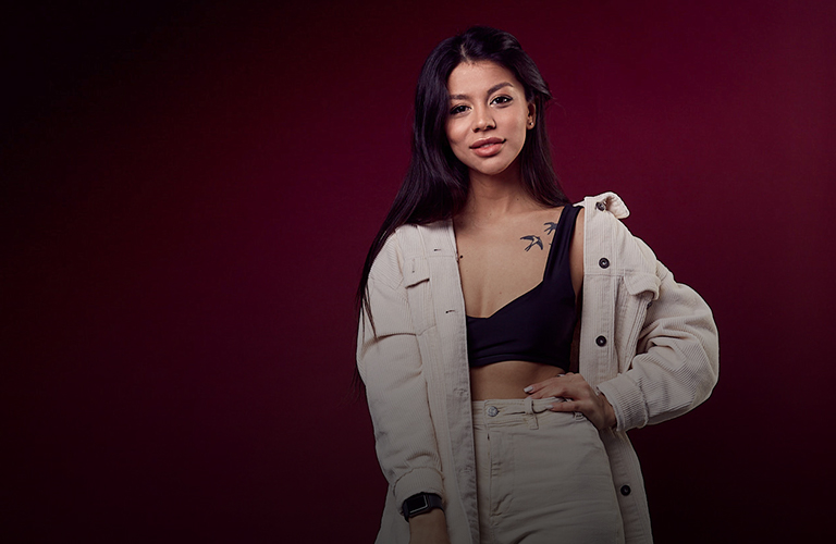 Сочетание сексуальности и скромности в гардеробе лешмейкера Тахмины Исмаиловой