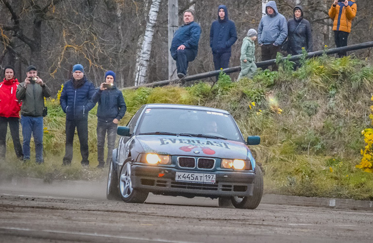 Зрелищно и бюджетно. Во Владимире прошли гонки «Автослалом»