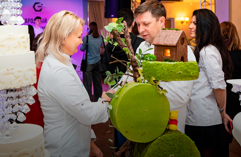 Домик на дереве кондитеров из 33-го региона взял золото на чемпионате по антигравитационным тортам