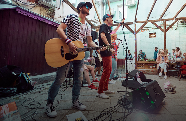 С гитарой за головой и каверами в Reels: участник «ПушкарьFM» про визуализацию музыки