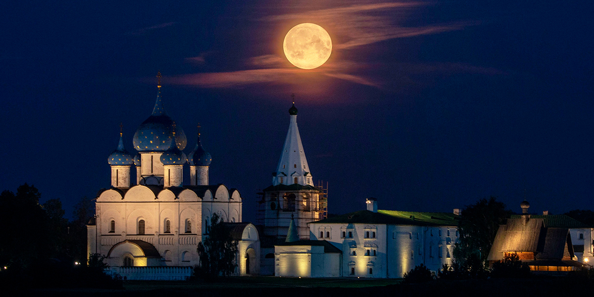 «Голубое суперлуние»: жители региона стали свидетелями редкого астрономического явления
