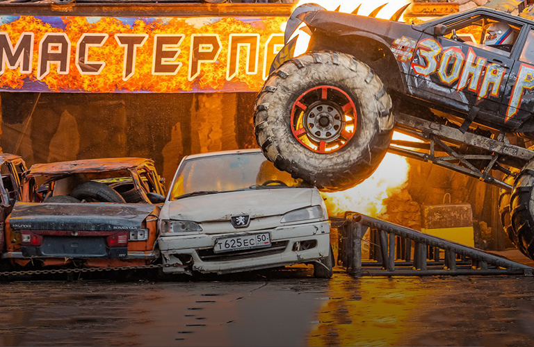 Горы битых машин и суровый экстрим – кольчугинский каскадер о выступлениях в парке киноприключений