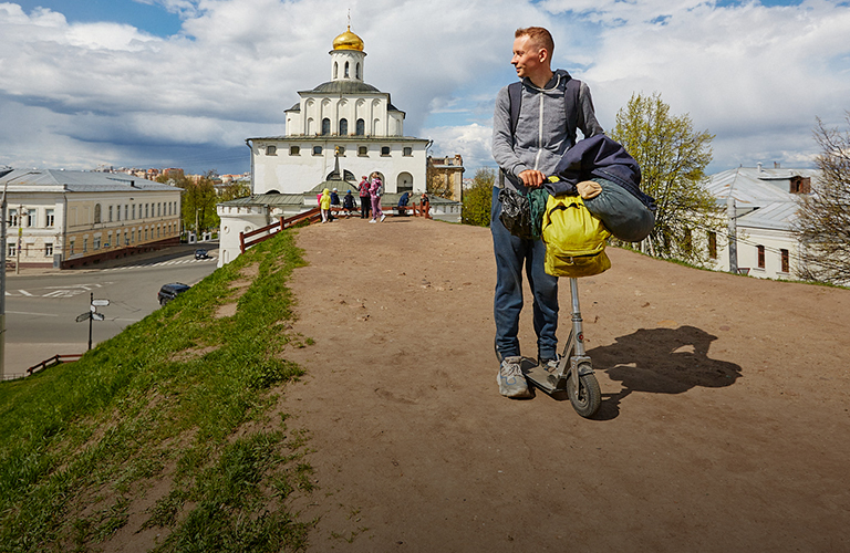 На самокате до Владивостока. Необычный путешественник заехал во Владимир