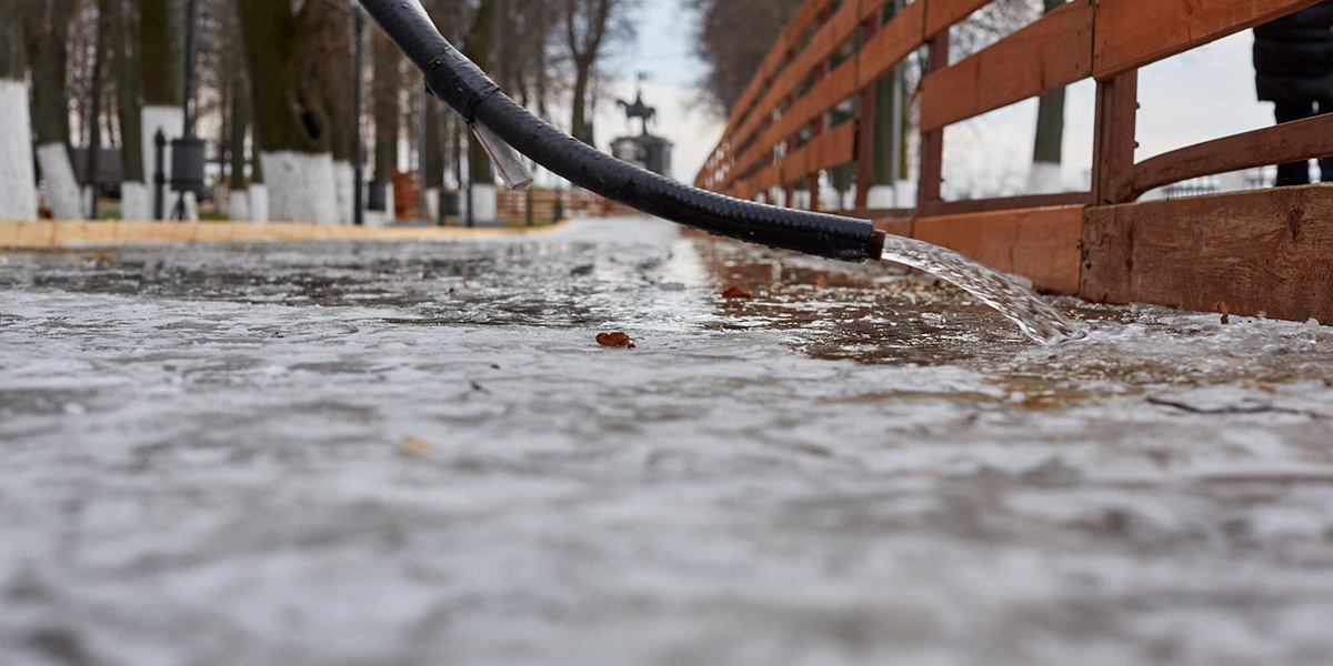 В парке «Липки» заливают каток. Открывать будут с огоньком