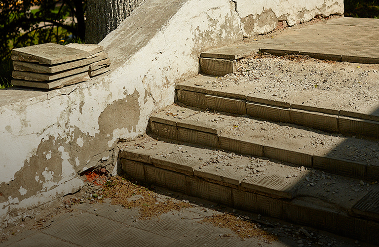 Ступеньки разрушаются, плитка отходит: антирейтинг лестниц во Владимире