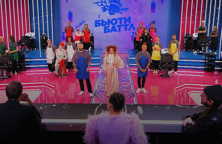 «Бьюти баттл» за миллион. Ковровский парикмахер со связанными руками создал образ для невесты-хиппи