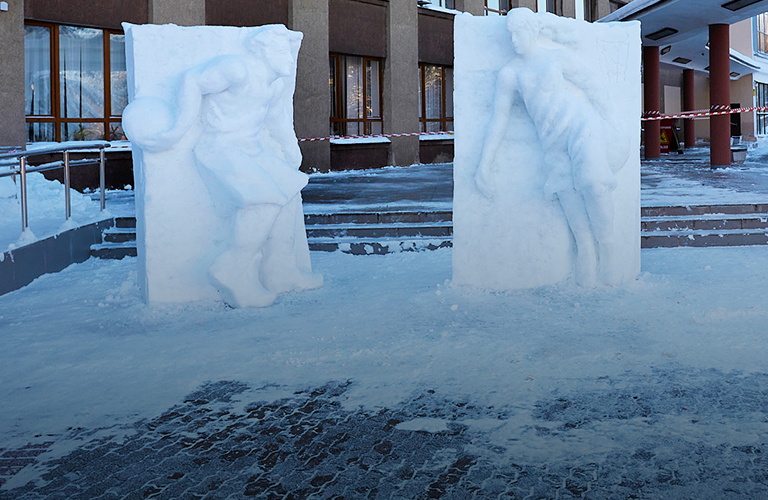 Возле ВлГУ появились трехметровые снежные баскетболисты Ильи Шанина