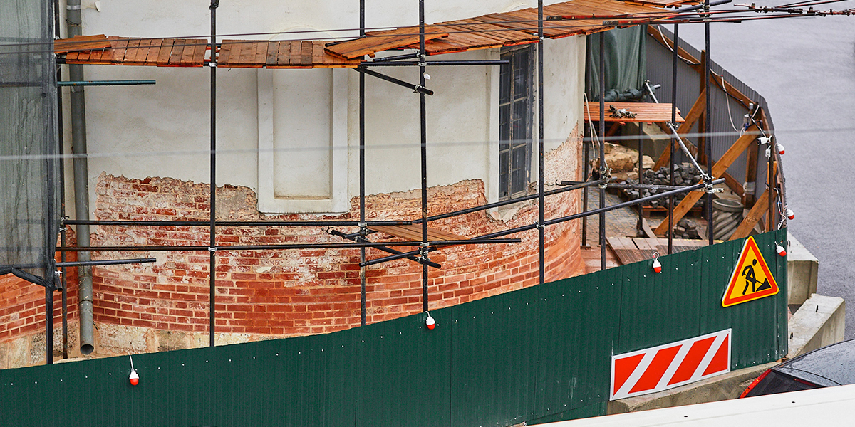 Золотые ворота поменяли цвет. Как проходит реставрация памятника белокаменного зодчества