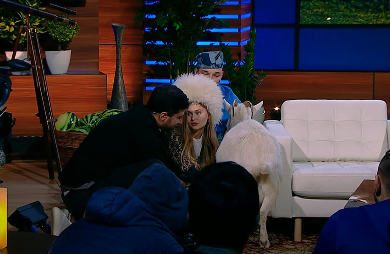 Наша «Поля из деревки» доила молоко на «Шоу без названия»