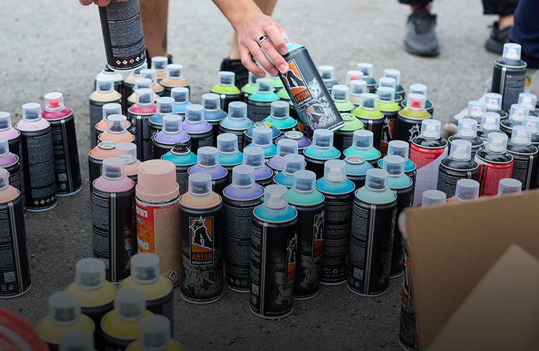 «Забомбили» фанерные кубы: 16 уличных художников открыли фестиваль 33zagfest