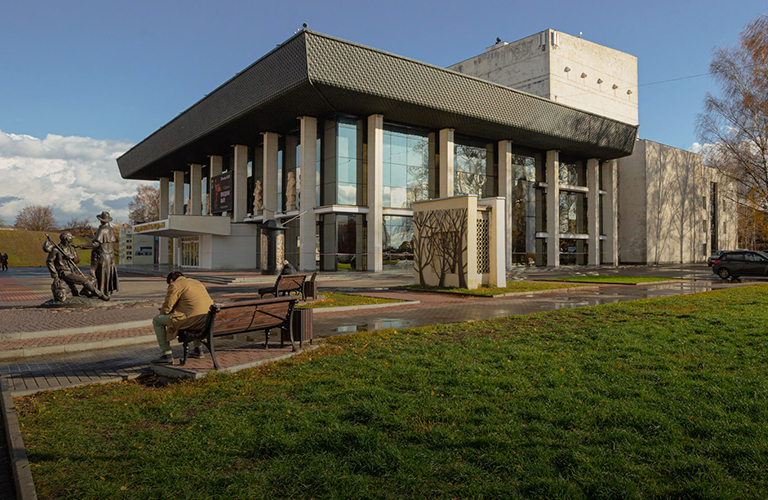 Успеть на третий звоночек! До ноября владимирцы выбирают онлайн новый стиль драмтеатра