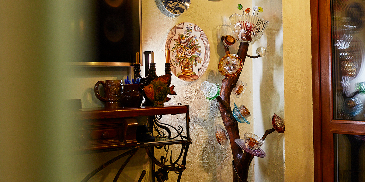 Арт-дерево и авторский железный гарнитур в особняке известных владимирских галеристов