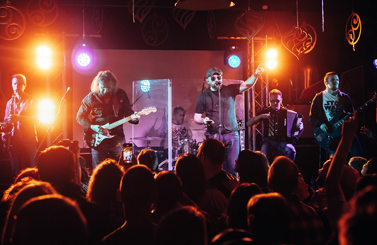 Концерт группы «Рекорд Оркестр»: неожиданное начало и новые песни