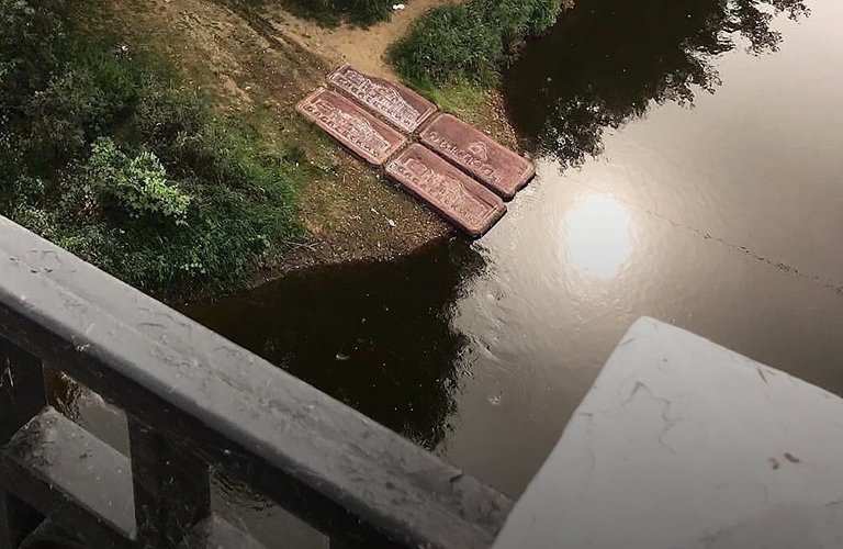 Не грязная, а шоколадная. На берегу Клязьмы появились «сладкие» плиты