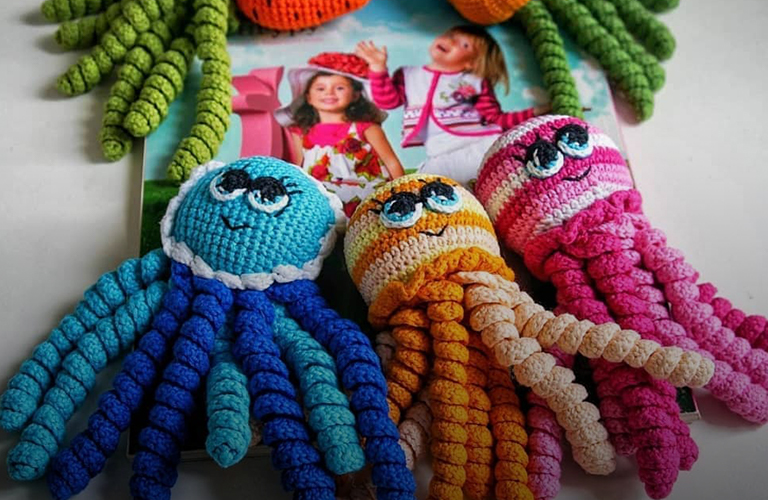 28 петель тепла! Феи со спицами и крючками творят добрые дела