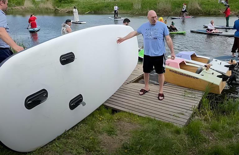 Николай Валуев катался в Суздале на гигантском сапборде, а Агата Муцениеце — на мини-боте