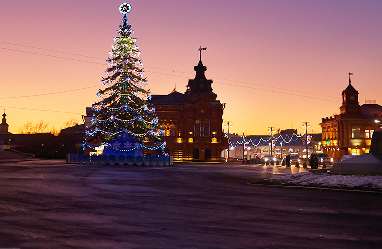 В центре устанавливают главную новогоднюю елку. Как еще украсят город?