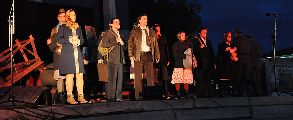 «Молодая гвардия»^ на Театральной площади