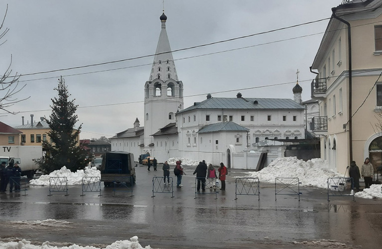Катались с горки и выпрыгивали из окон. В Гороховце снимали комедию
