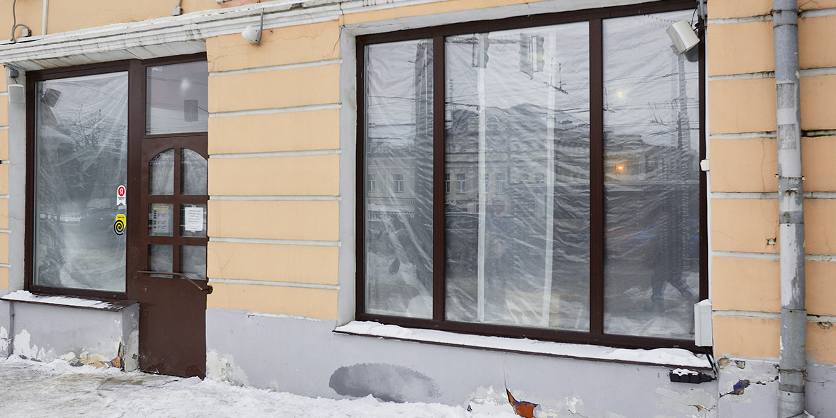 Остаемся без кофе и танцев. Заведения в центре города, вывески которых исчезли с фасадов