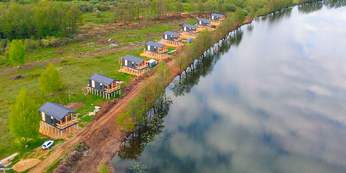 Домики у воды и зона активного отдыха: чем манит благоустроенный берег озера Запольское?