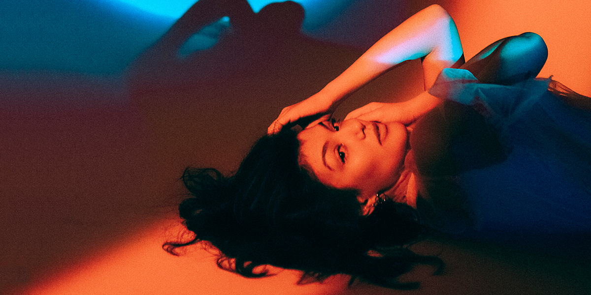 Неон и закатная лампа в кинематографичных работах Дарьи Мингуловой