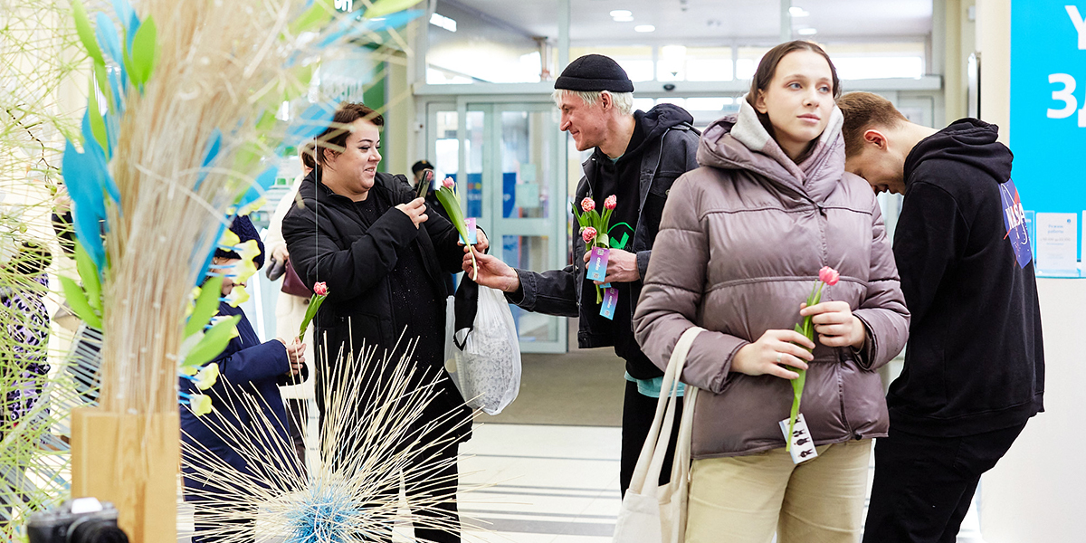 Песни про любовь и сюрприз для девушек – местные панки удивили посетительниц торгового комплекса