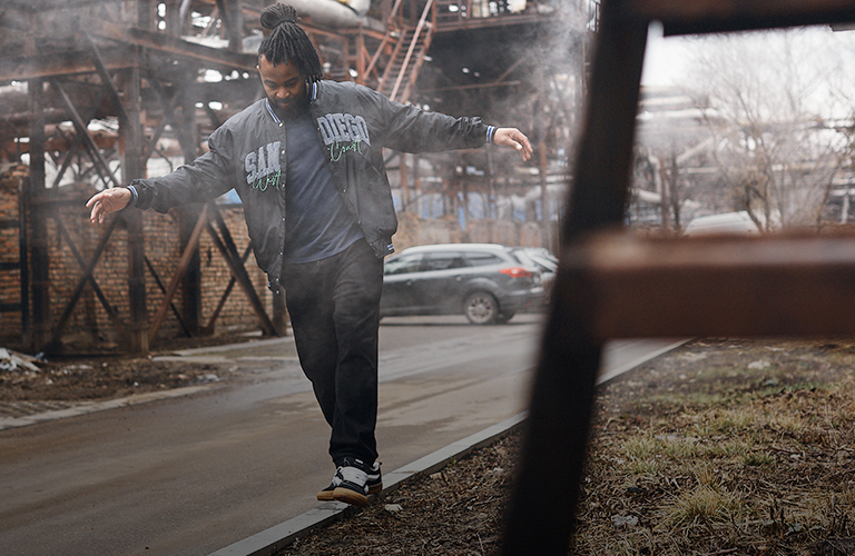 От шлепок и шорт до ветровки и водолазок: русификация гардероба бразильца из Коврова