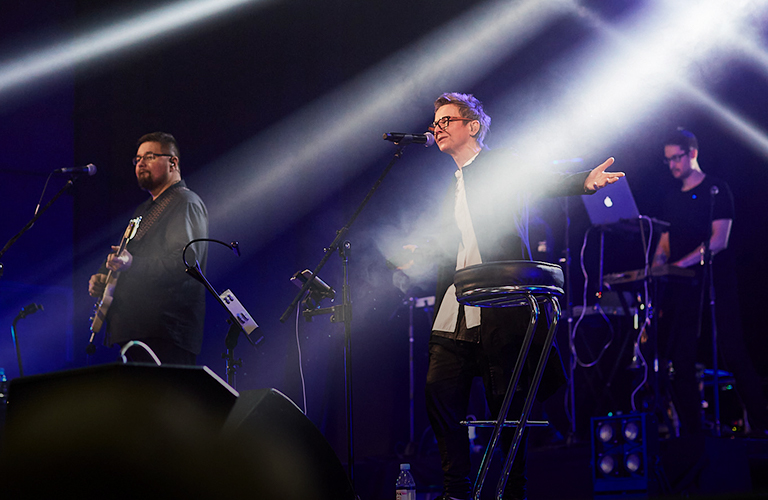 Шикарный звук и светящиеся сердца: концерт Сургановой во Владимире