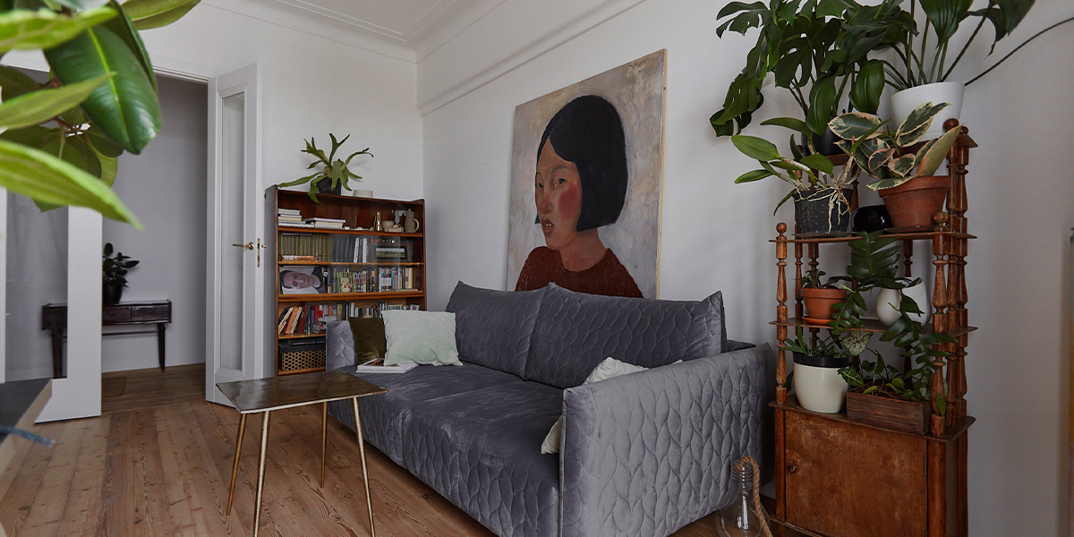 Квартира-мастерская на Октябрьском проспекте: холсты, винтажная мебель и бабушкин ковер