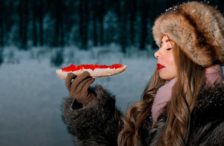 Икра, самовар, баранки: владимирские девушки на трендовых фото в стиле Russian girl