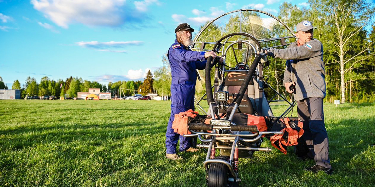 Легендарному путешественнику Федору Конюхову в Суздале предложили пересесть с мотопараплана на лошадь