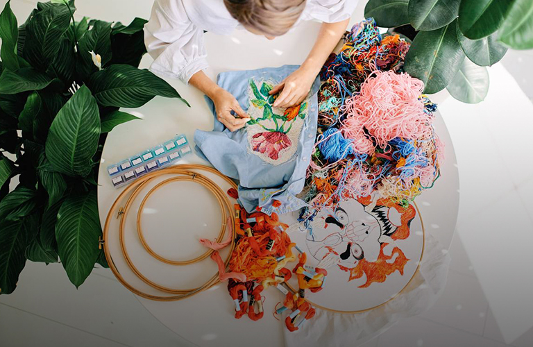 В отрыв с иголкой и ниткой: владимирская вышивальщица «рисует» судьбы и портреты кумиров