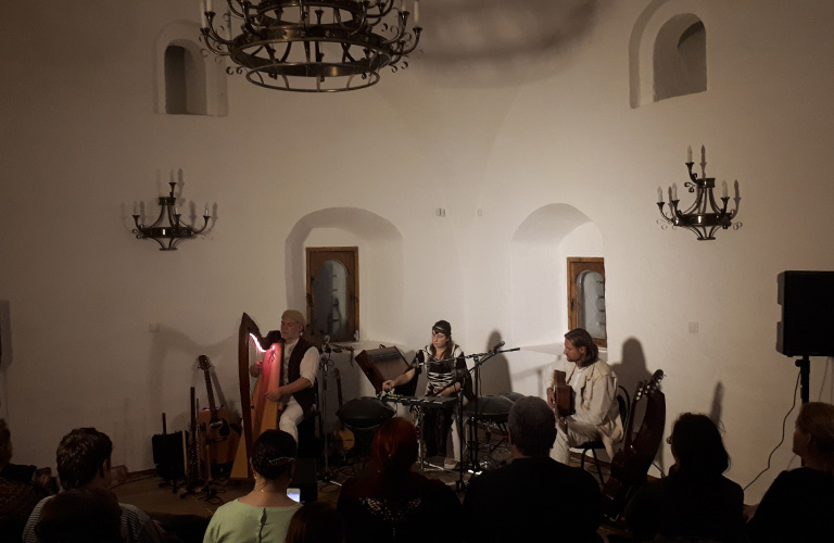 «Ночь искусств» в Суздале: музыка эльфов и мебельный детектив