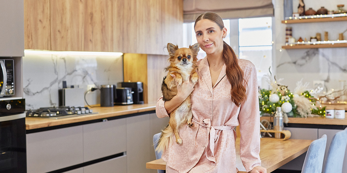 Модерн с многочисленными элементами из дерева в двухэтажном доме блогера Ксении Богатовой