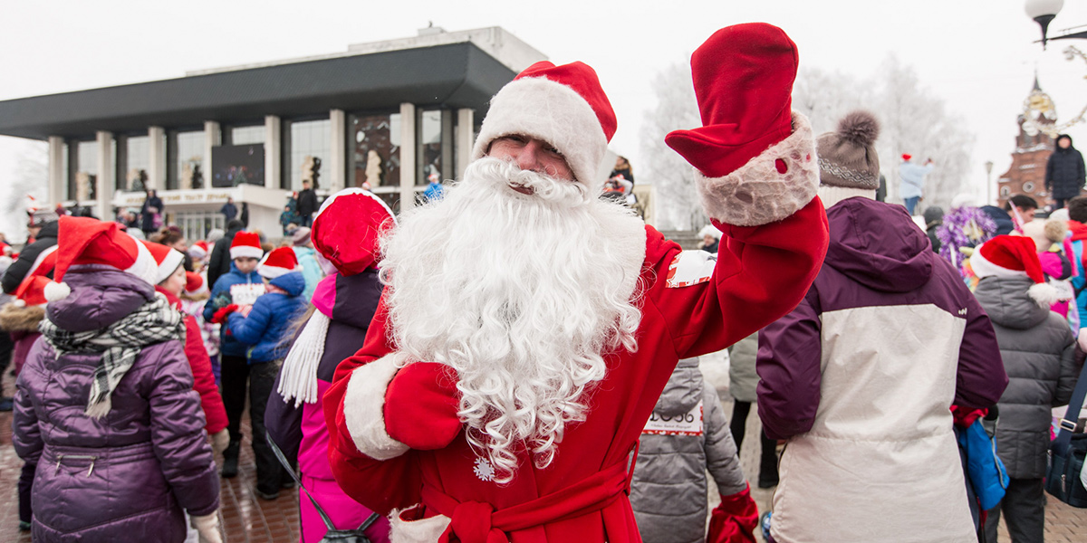 Забег Дедов Морозов с радужными единорогами и моржами