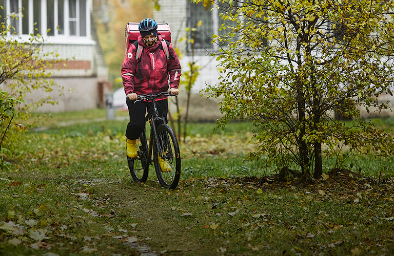 Один день из жизни художницы, которая утром пишет портреты, а вечером развозит продукты